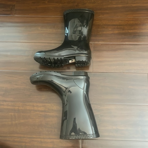 Kids ugg rainboots in size 4 - Picture 7 of 13